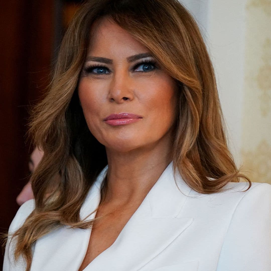 Dos años después, Melania Trump actualiza su traje blanco con efecto 'fit'