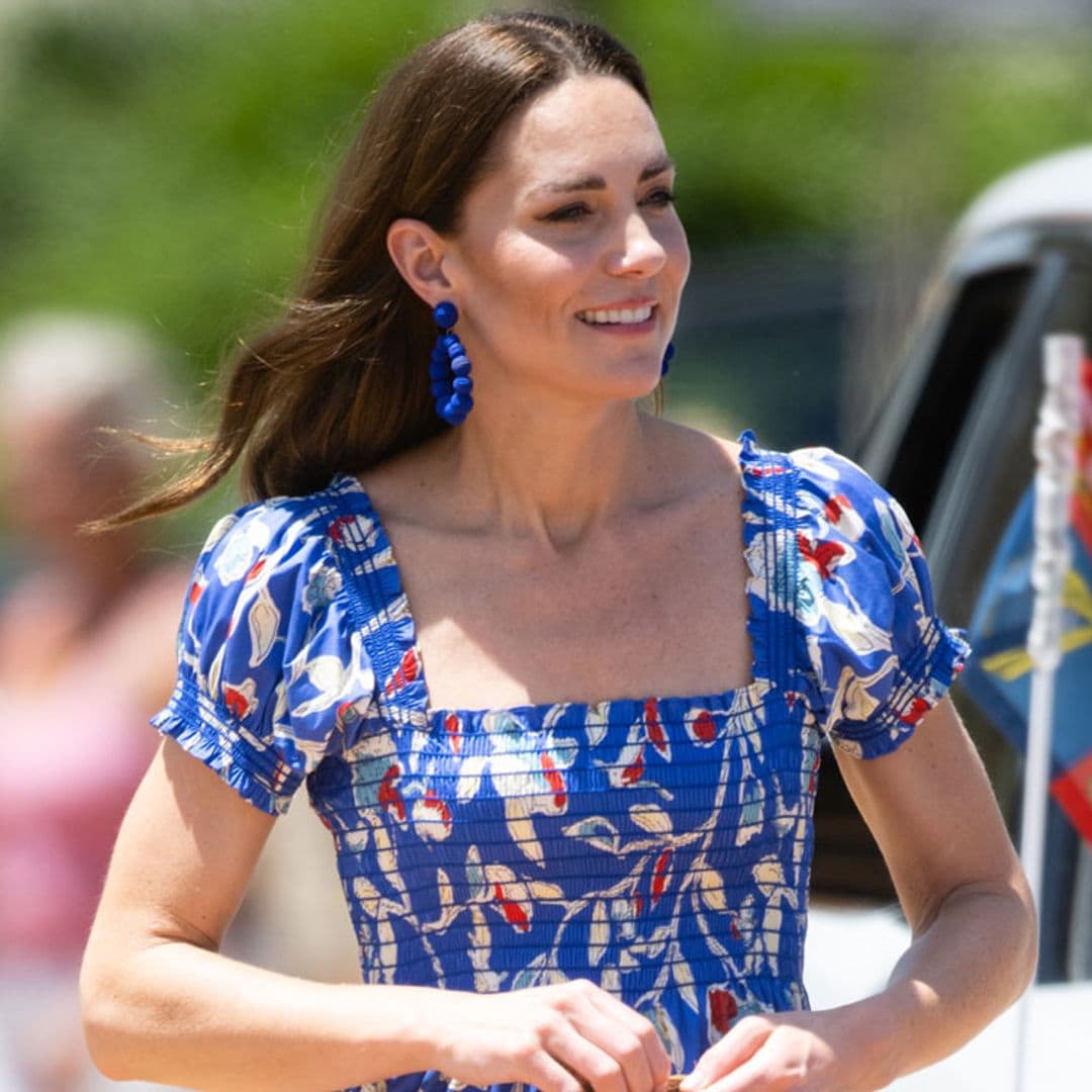 Kate demuestra que su nuevo vestido floral es perfecto para llevar con cuñas y alpargata plana