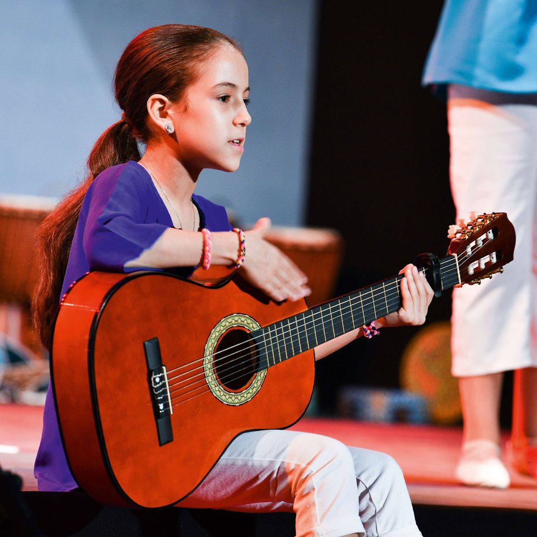  Amante de las artes, la princesa es una apasionada de la guitarra clásica, instrumento que aprendió a tocar en el Colegio Real.