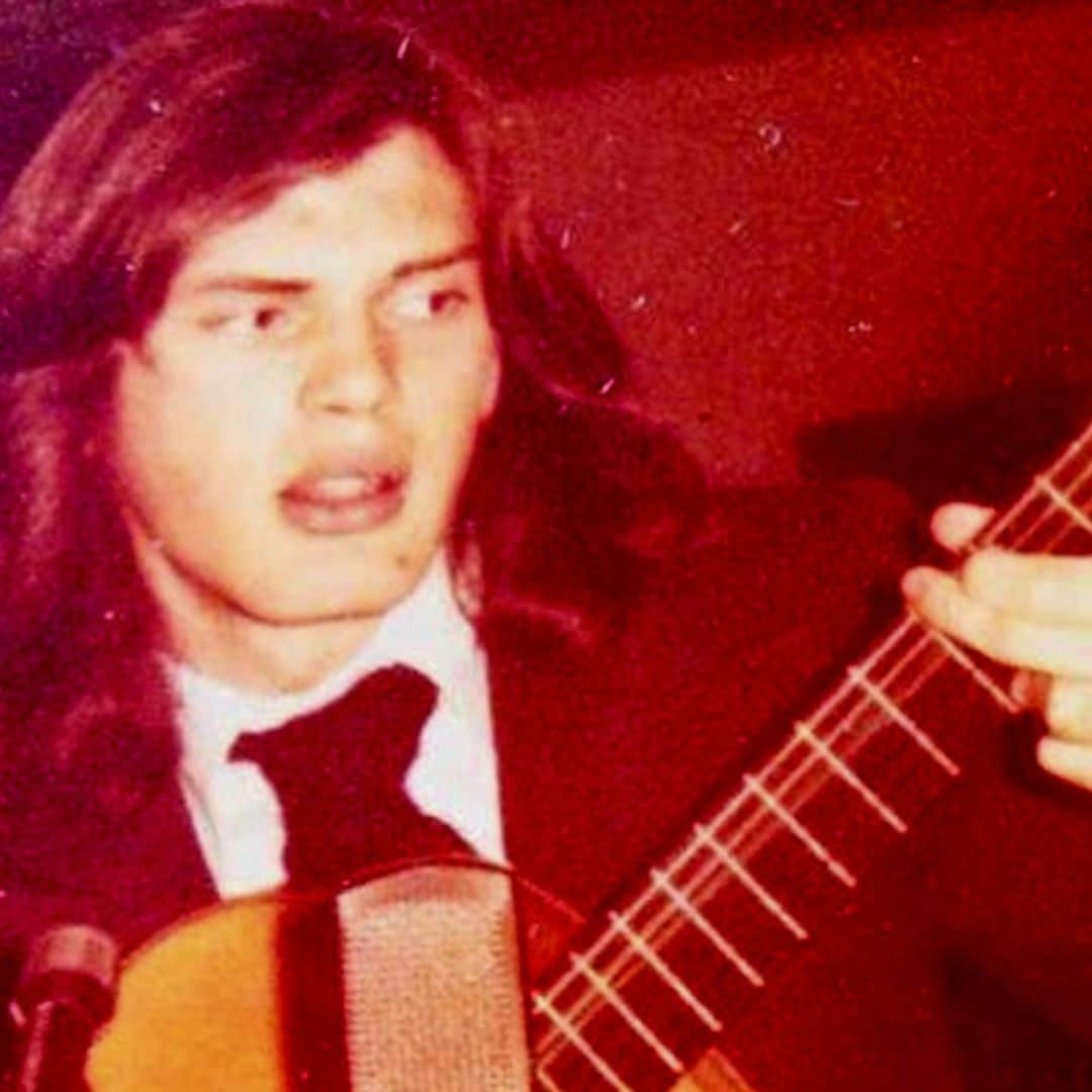 ¿Reconoces a este popular periodista y presentador hace 50 años con el pelo largo y guitarra en mano?