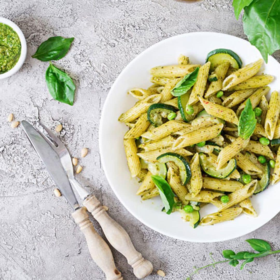 Pasta con calabacín y guisantes al pesto vegetariano