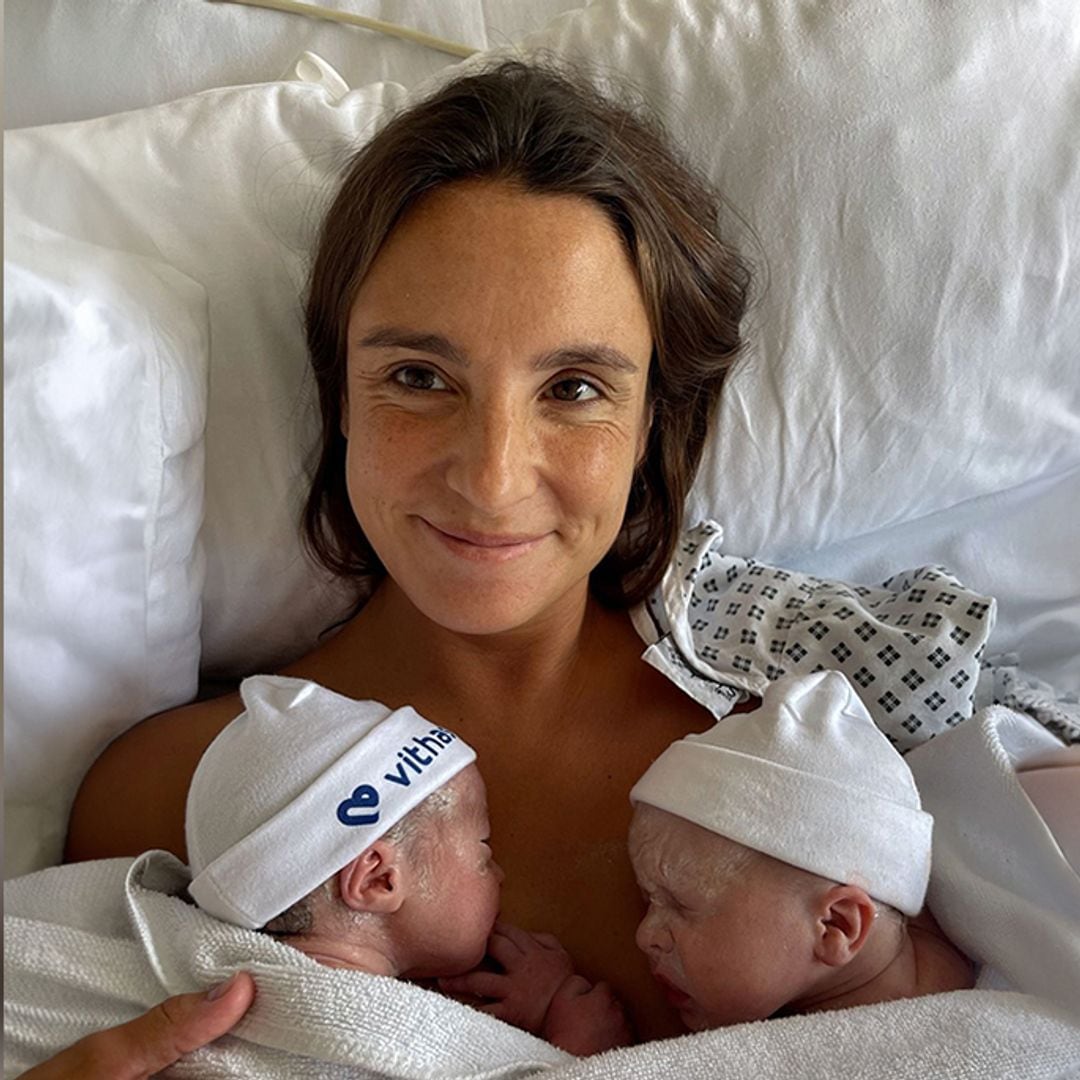 Marta Pombo comparte la primera fotografía junto a sus mellizas y muestra cómo cuida Matilda a sus dos hermanitas