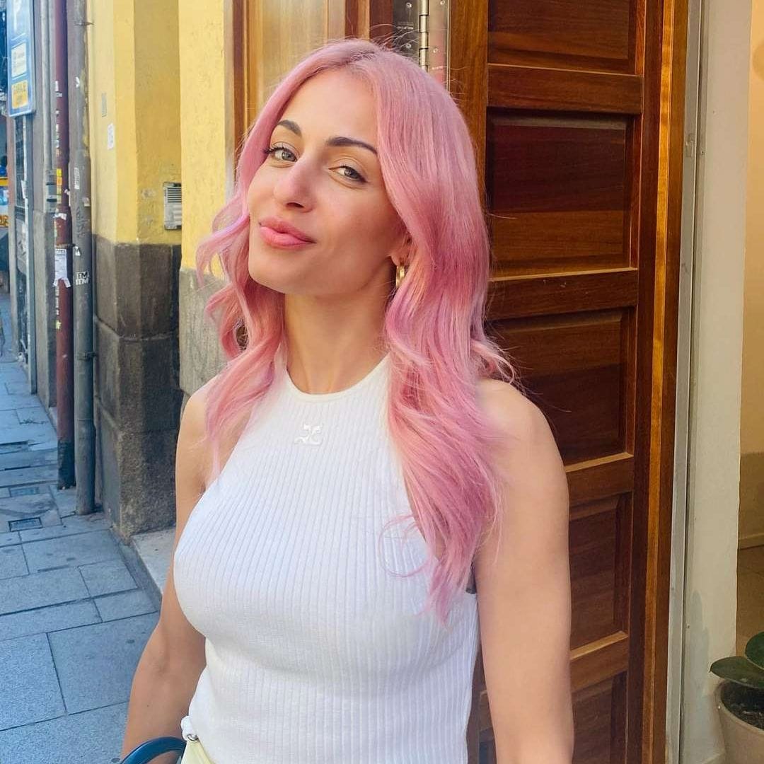 El motivo tras el cambio de look más sorprendente de Hiba Abouk: ¡ahora su cabello es rosa!