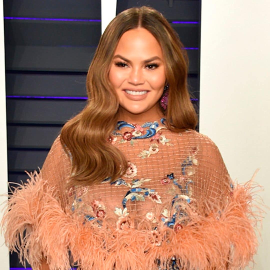 Chrissy Teigen estrena un corte de pelo que disimula las arrugas