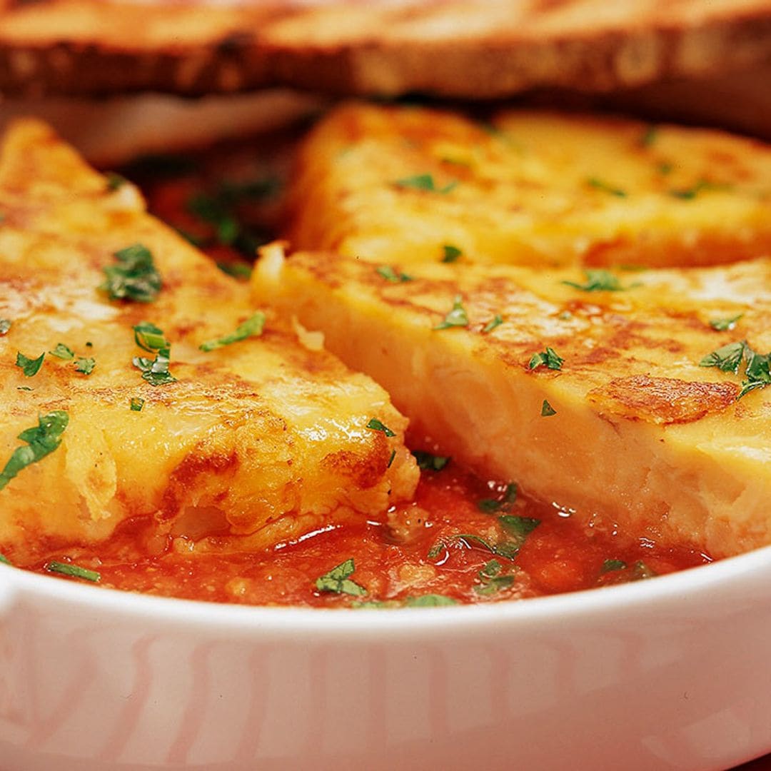 Tortilla guisada con salsa de tomate