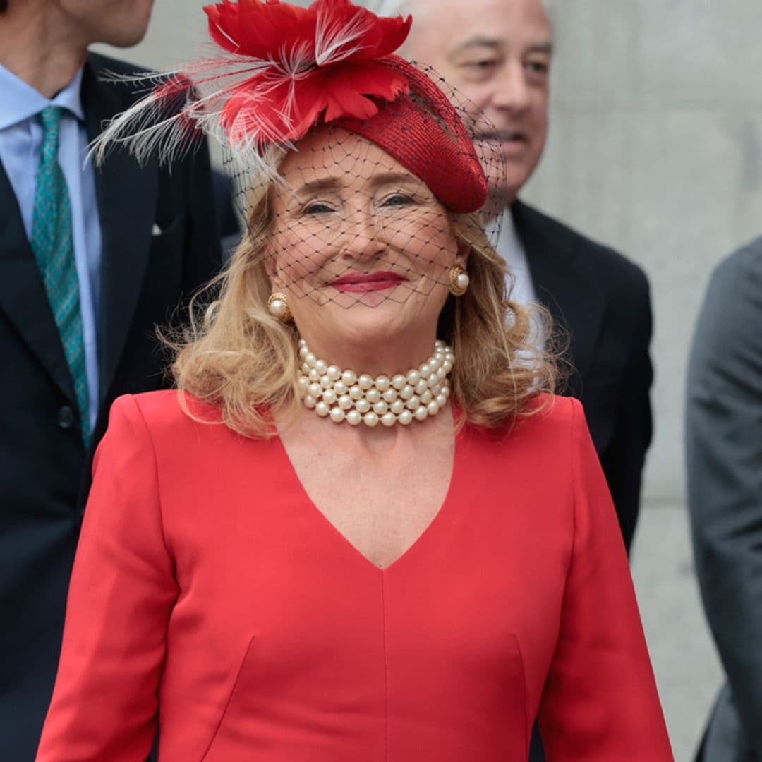 El look de madrina de Casilda Martínez-Almeida: un vestido rojo con puños de flores y joyas de perlas