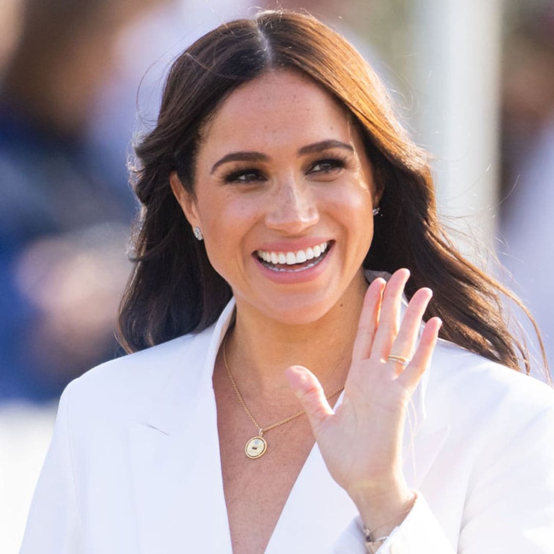 Meghan Markle, impecable con un traje blanco en su regreso a Europa