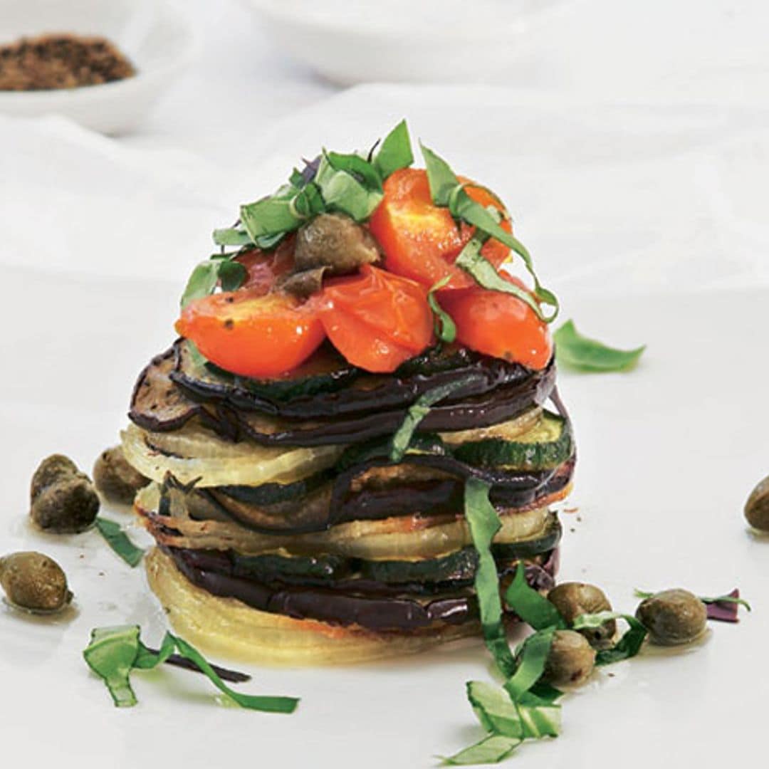 Milhojas de verduras asadas con vinagreta de alcaparras