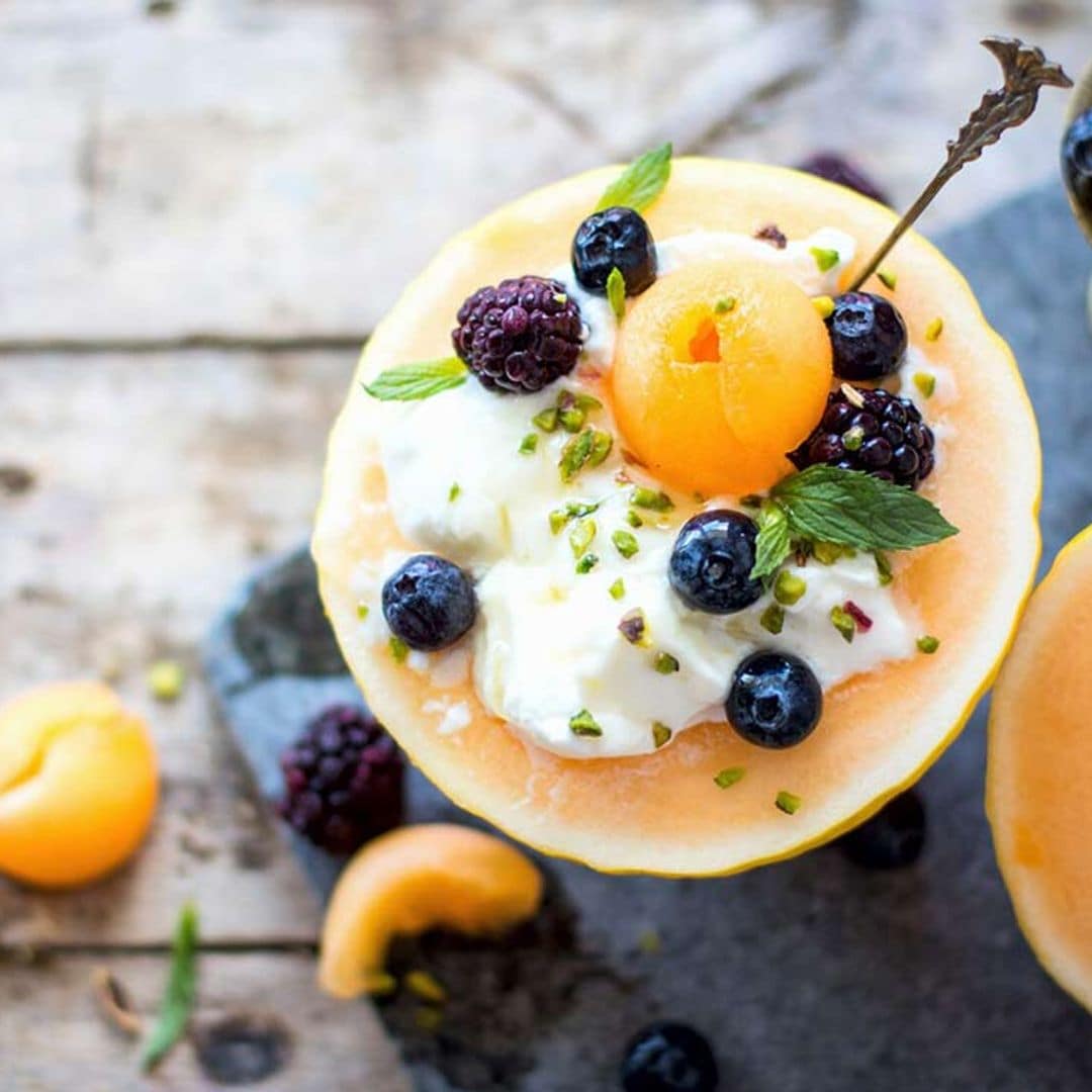 Melón relleno de yogur, moras y arándanos