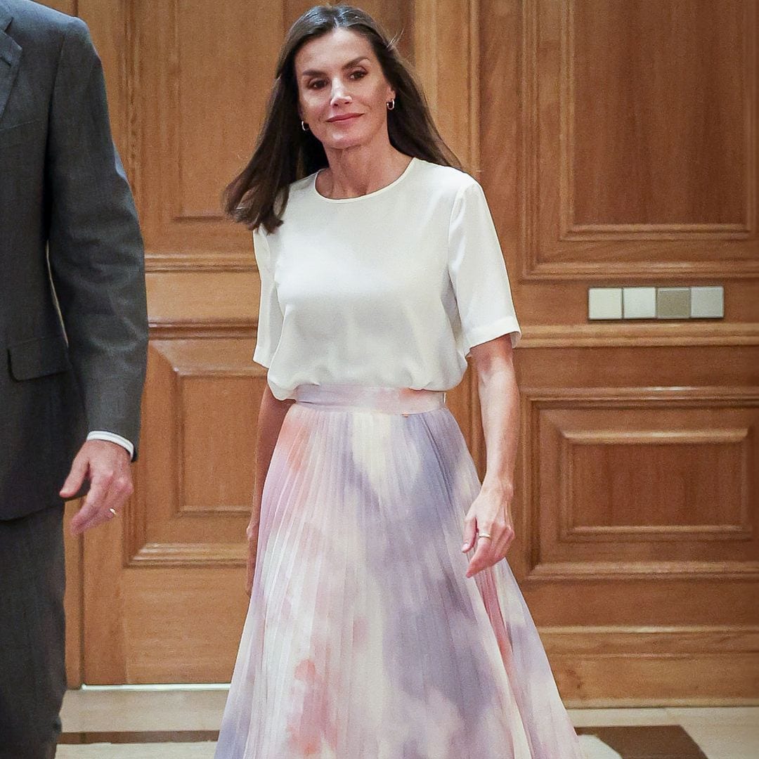 La nueva falda 'acuarela' de la reina Letizia que combina con sandalias de pedrería