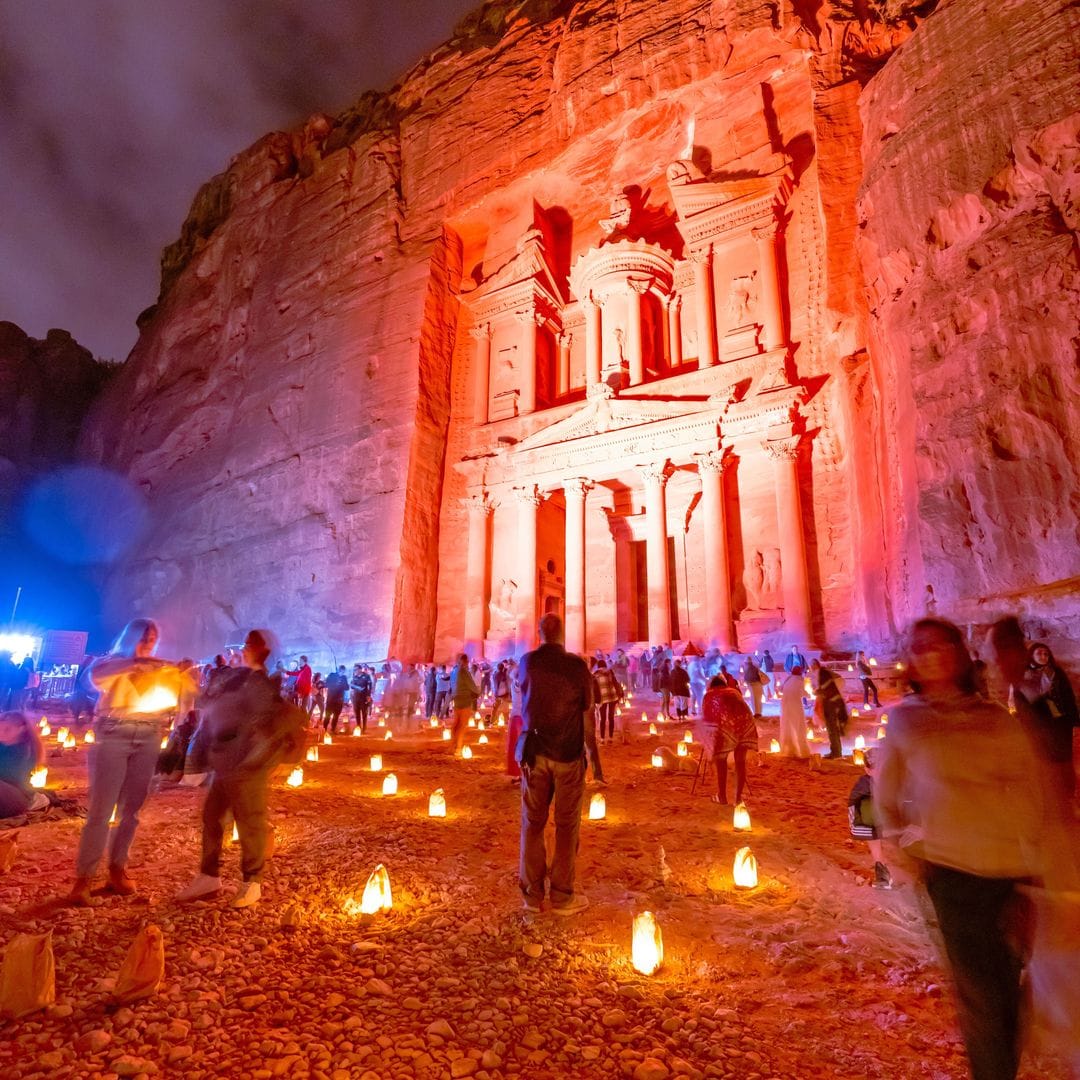 Concierto de velas en la fachada del Tesoro de Petra