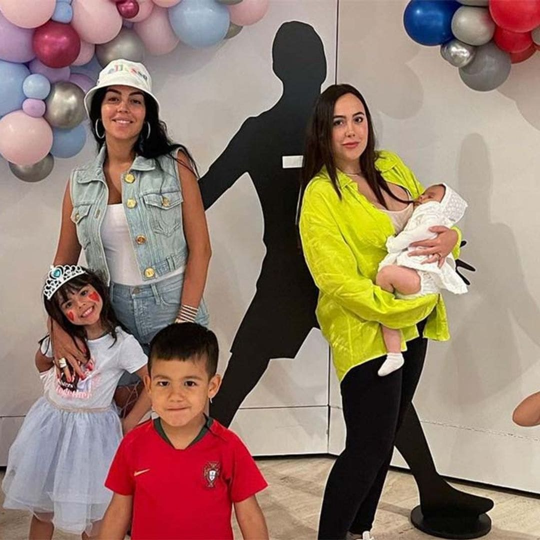 Los hijos de Georgina y Cristiano, todo ternura con su prima Deva, de seis meses