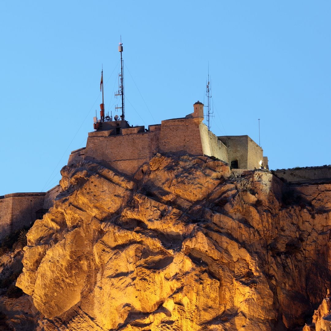 Castillo de Santa Bárbara en Alicante, en lo alto de la roca