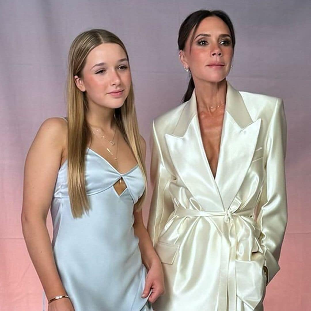 Harper, hija de Victoria Beckham, iguala a mamá en estilo para presentarla en una ceremonia de premiación