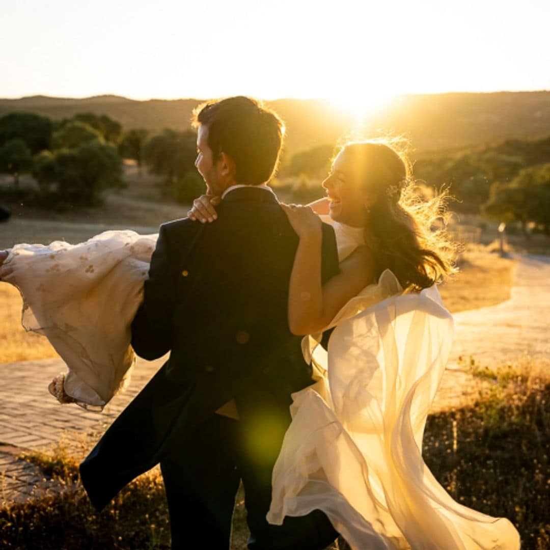 Bea, la novia que eligió un precioso vestido con capa inspirado en 'El tiempo entre Costuras' para su boda en Madrid