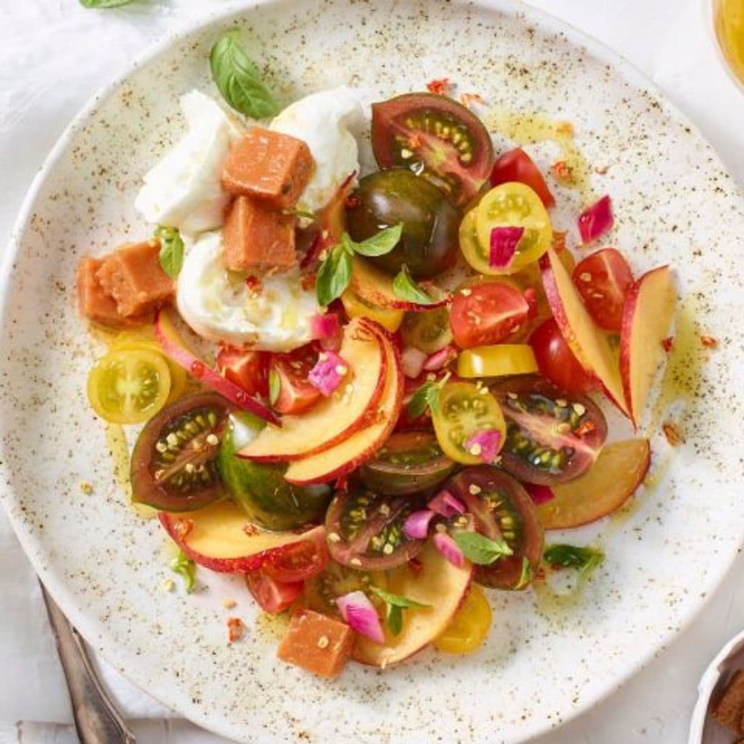 Ensalada de tomate, nectarina y gelatina de gazpacho