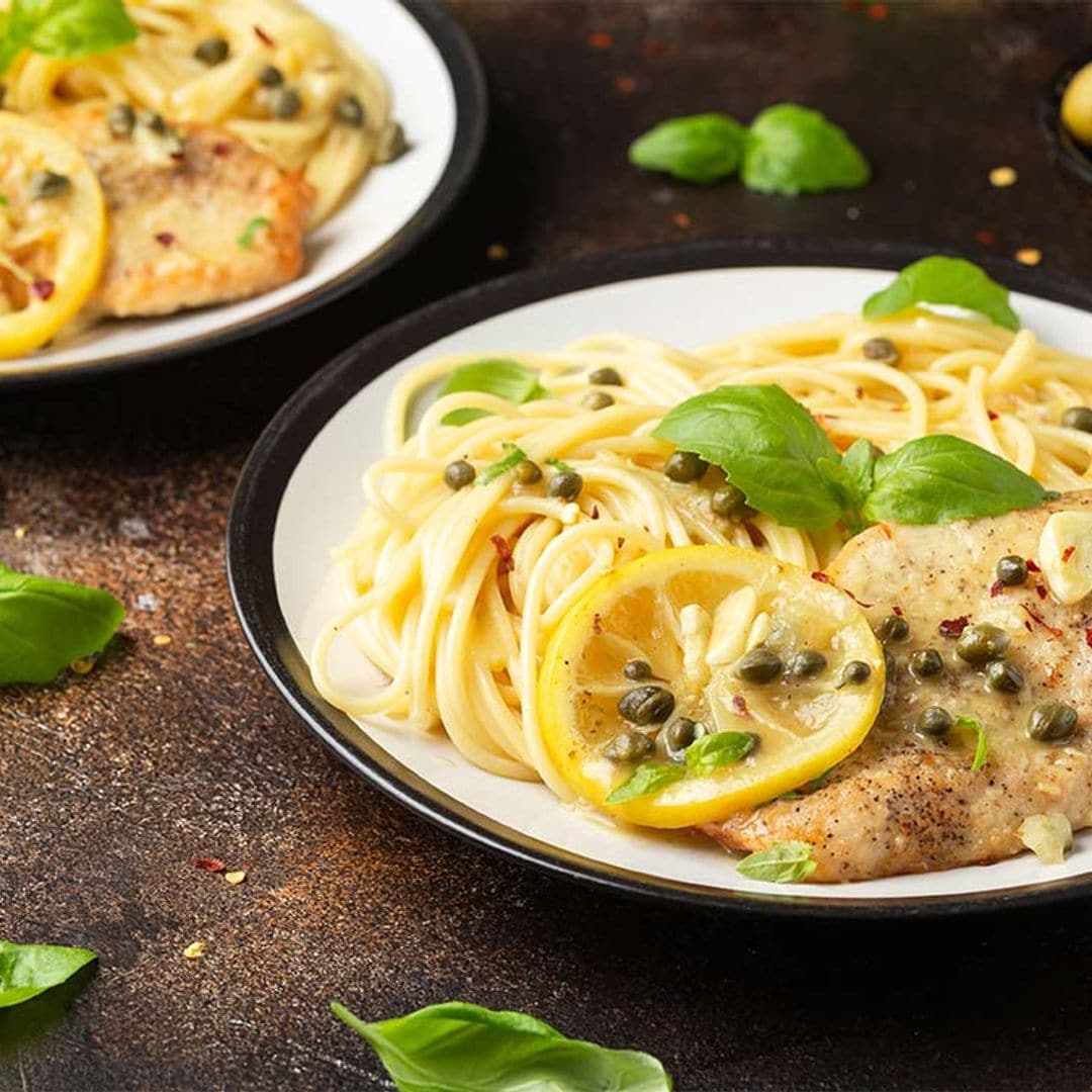 'Piccata' de pollo con vino blanco, limón y alcaparras y pasta