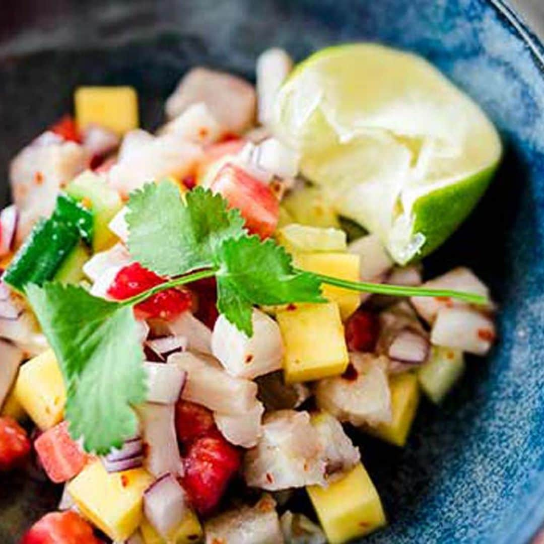 Ceviche de corvina con mango y fresas