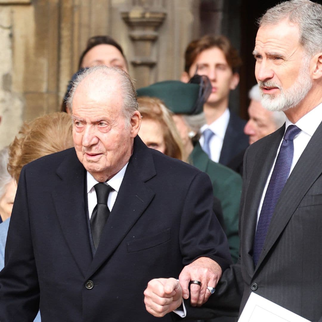 Los reyes Felipe y Letizia se reencuentran con don Juan Carlos y doña Sofía en la misa en recuerdo al rey Constantino en Reino Unido