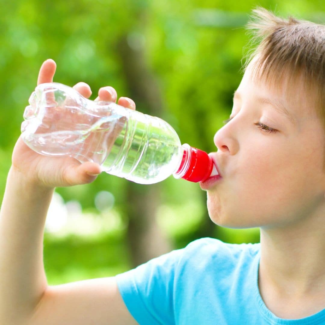 ¿Qué consecuencias tiene para la boca de los niños que beban en botella a diario?