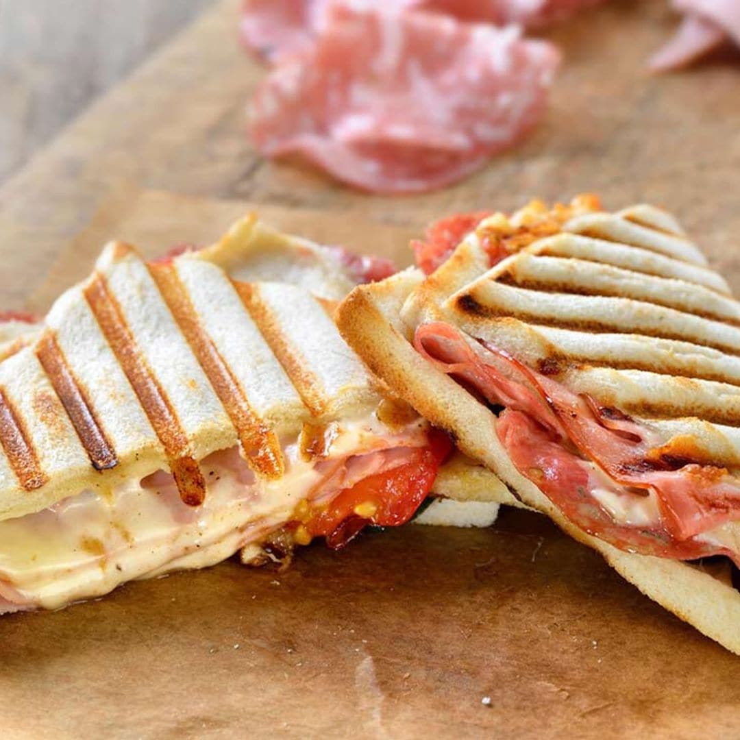 Panini de salami y jamón con queso