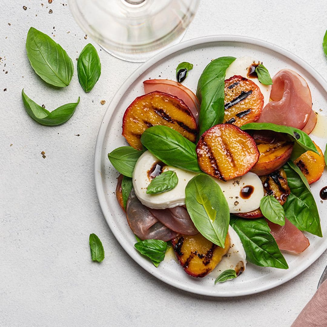 Ensalada de melocotón con mozzarella y jamón de Parma