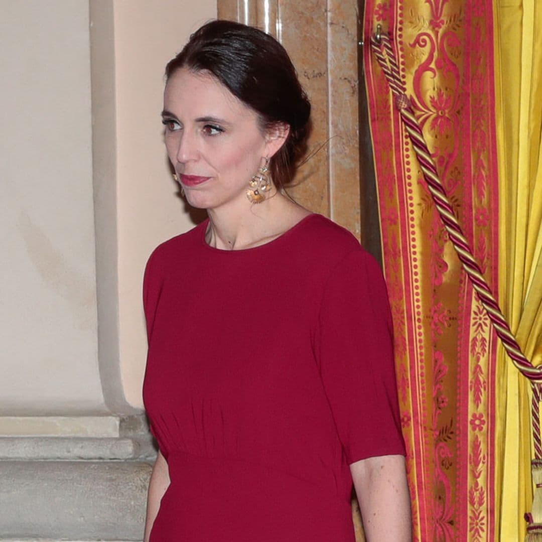 Jacinda Adern recuerda el look de su victoria: vestido rojo y pendientes de abanico