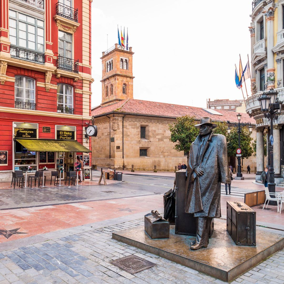 Escultura El regreso de Williams B Arrensberg en la plaza Porlier de Oviedo