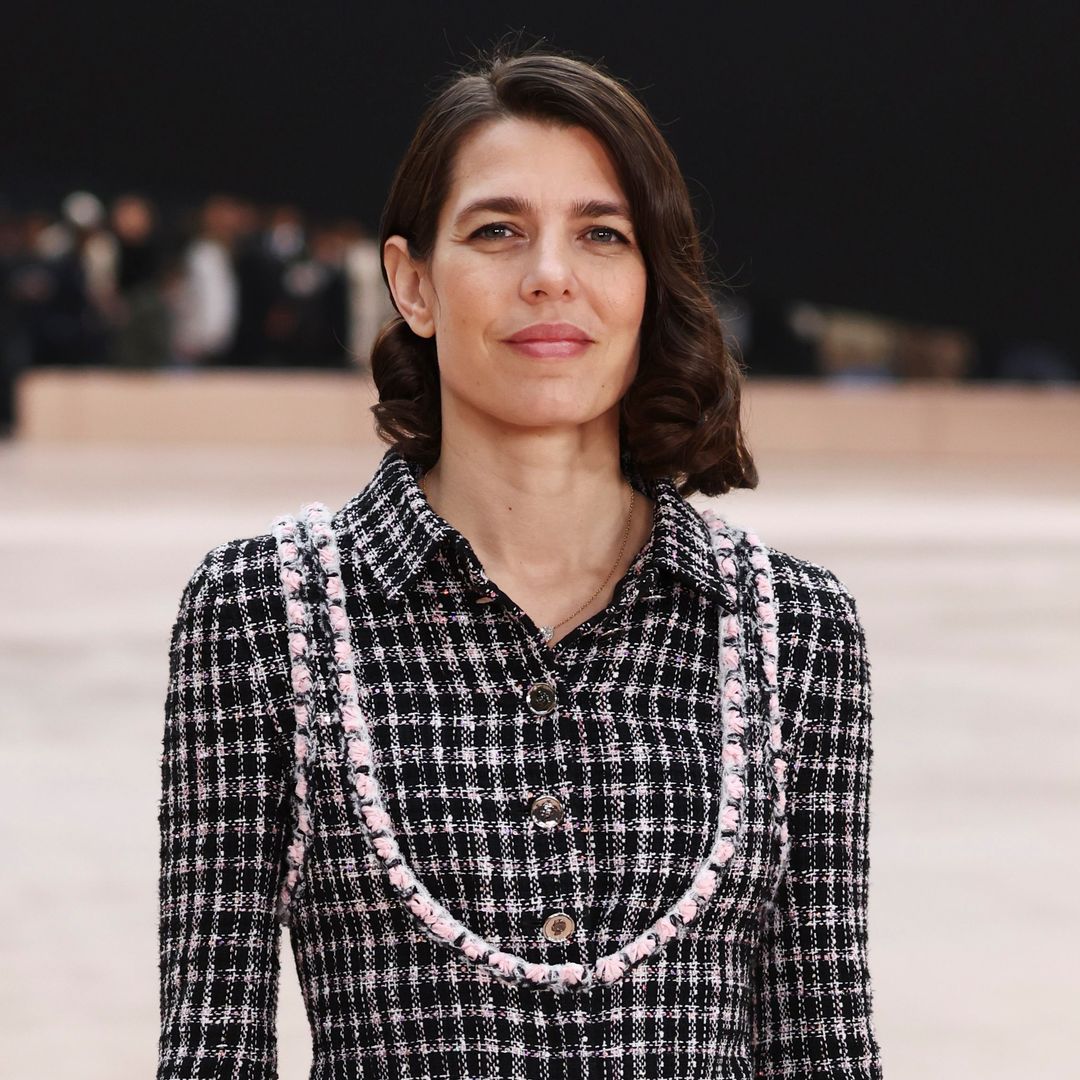 Carlota Casiraghi, pura elegancia con un exclusivo mono y el peinado más icónico de Grace Kelly