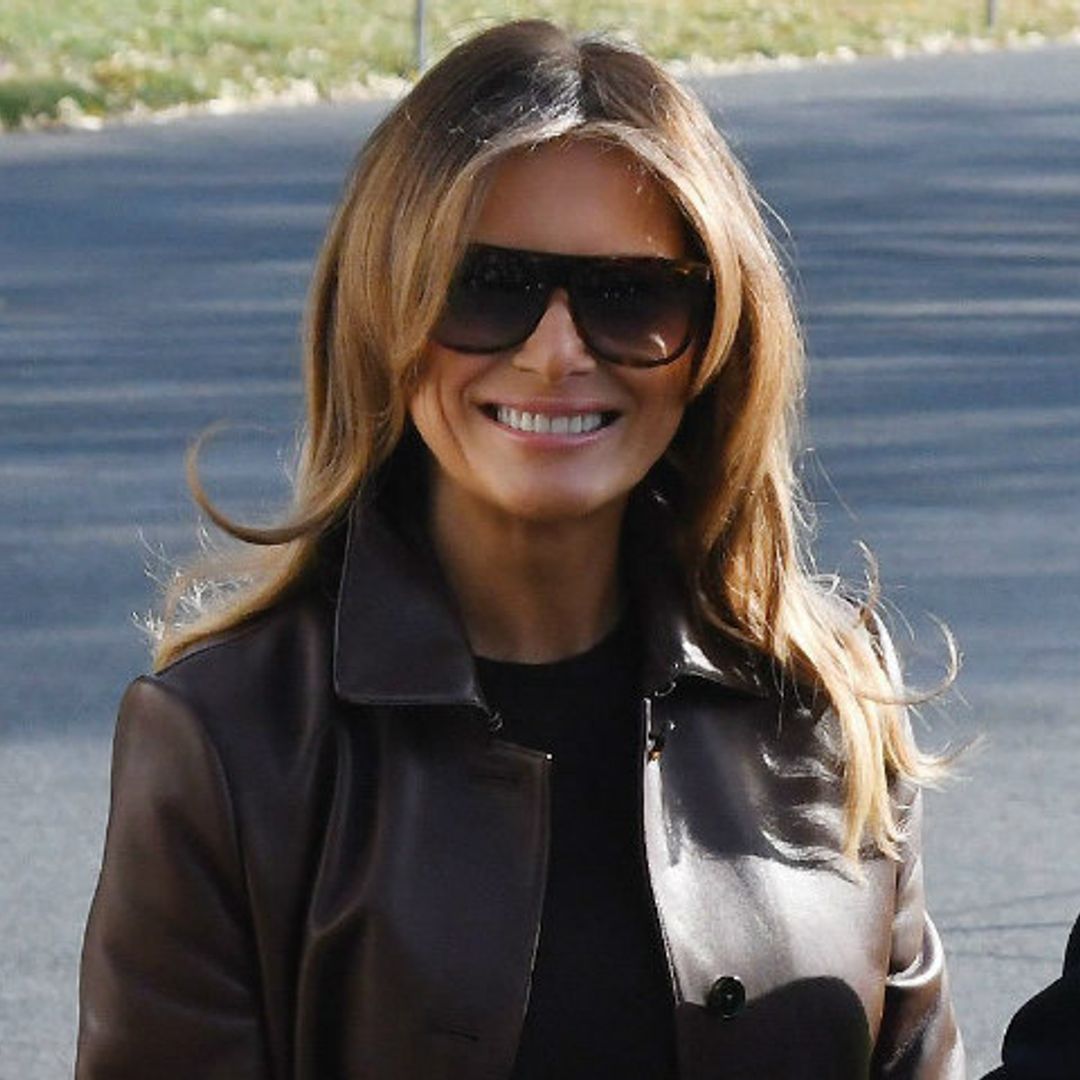 Un abrigo, dos faldas: Así recicla sus básicos Melania Trump cuando viaja