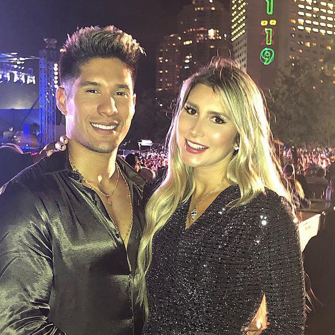 Natasha, esposa de Chyno, comparte su emoción al verlo de pie en Premios Juventud con Nacho