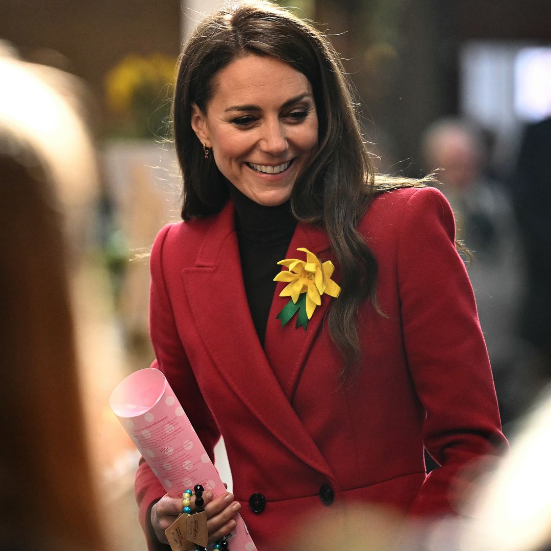 El simbólico look de Kate Middleton: un abrigo con guiño al dragón rojo y falda de cuadros Príncipe de Gales