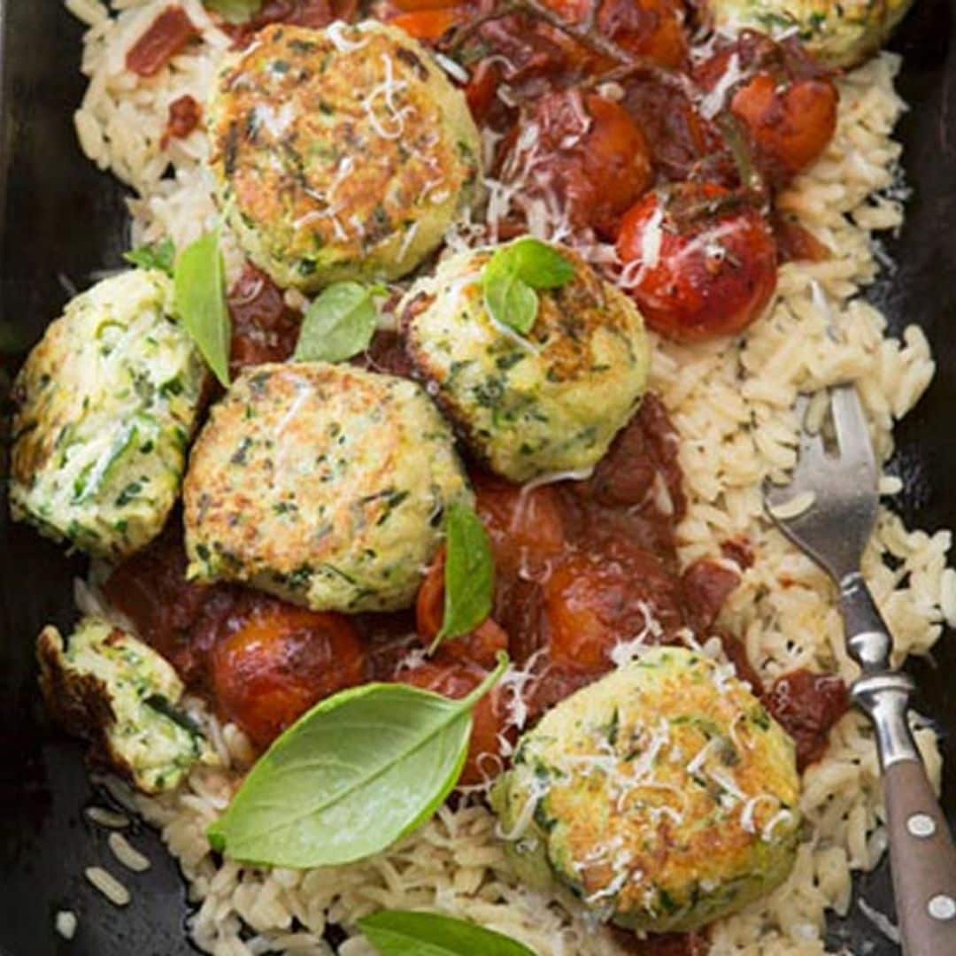 Albóndigas de queso y calabacín con salsa de tomate