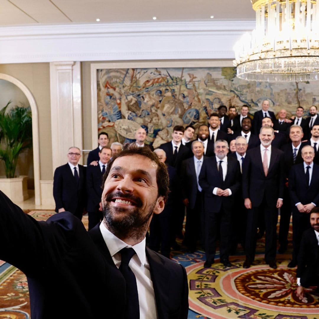 El momentazo de Sergio Llull haciéndose un selfie con el rey Felipe y el Real Madrid de baloncesto