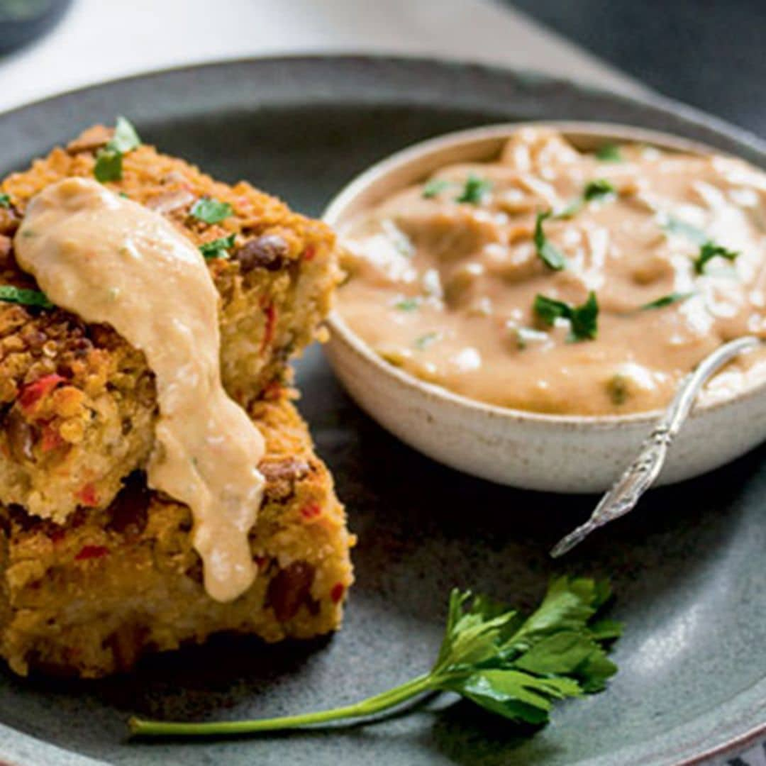 Pastel de bulgur con hummus de garbanzos