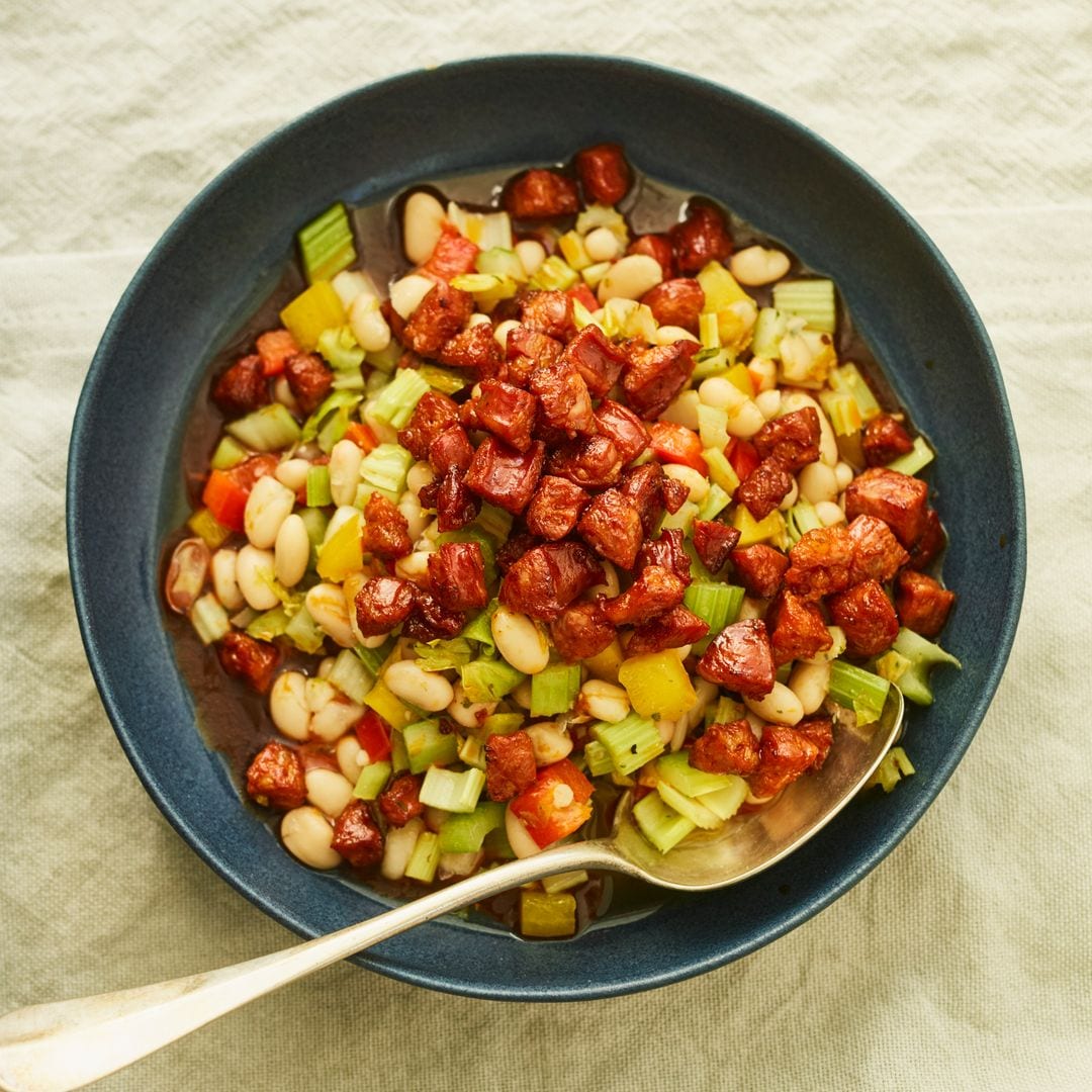 Ensalada de pochas con apio y chorizo