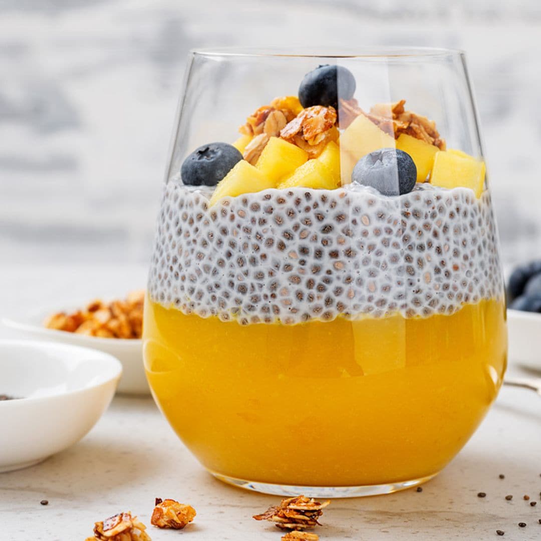 Pudin de chía con mango, arándanos y granola