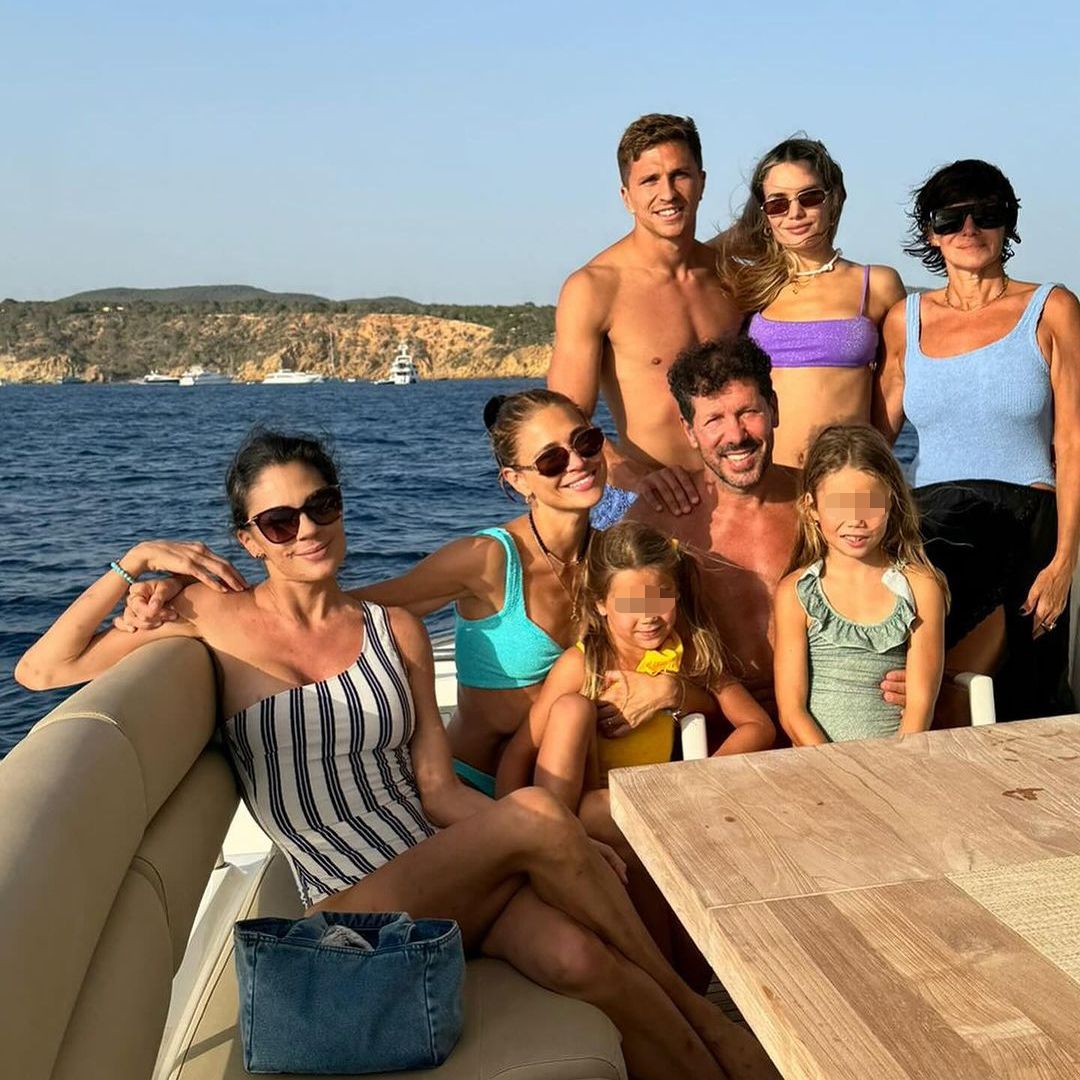 Carla Pereyra y Simeone en Ibiza con su familia, julio de 2024