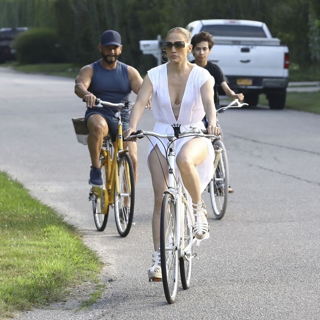 Jennifer Lopez en bicicleta en Los Hamptons el 18 de julio de 2024