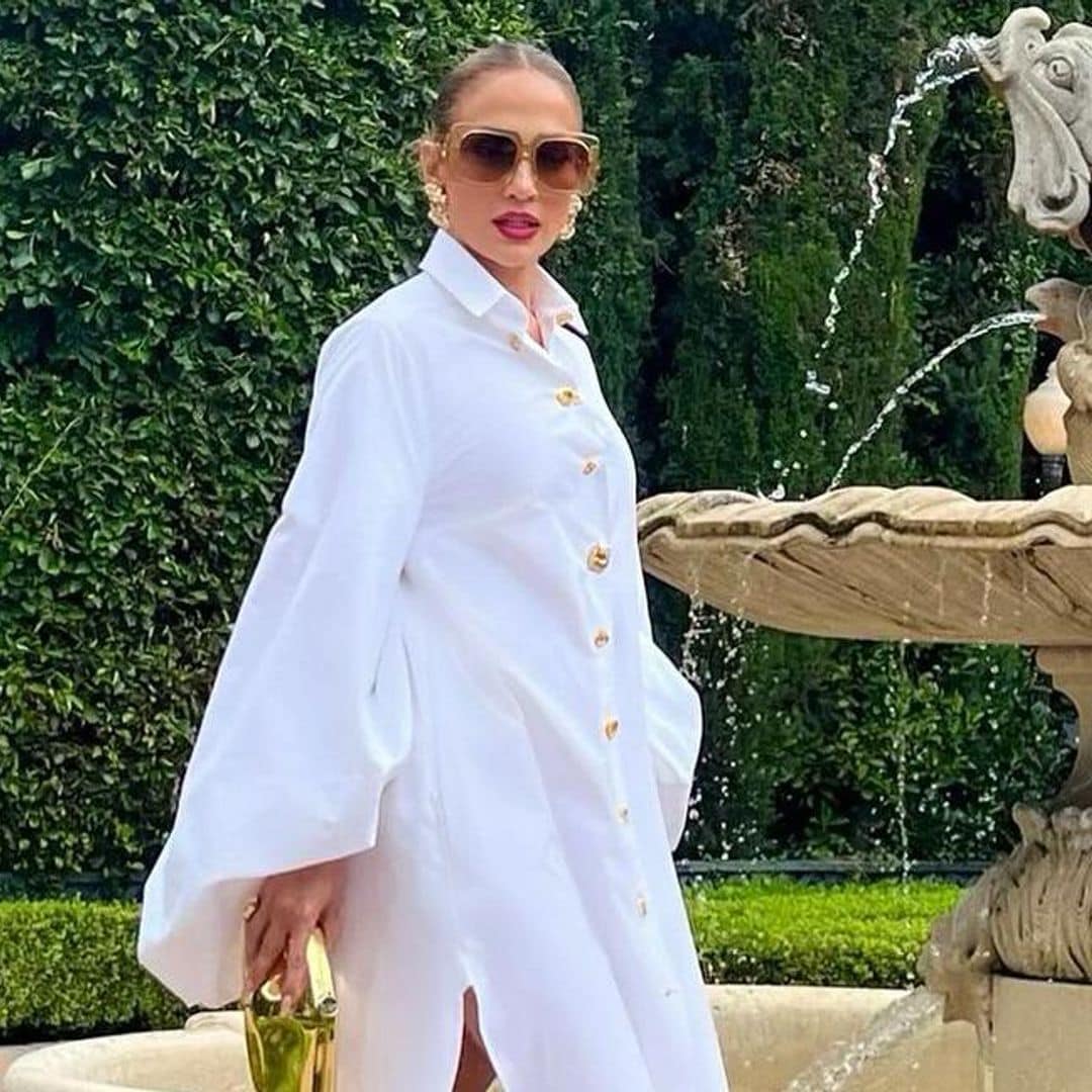 Jennifer Lopez presume un gran ‘look’ de Schiaparelli blanco y dorado