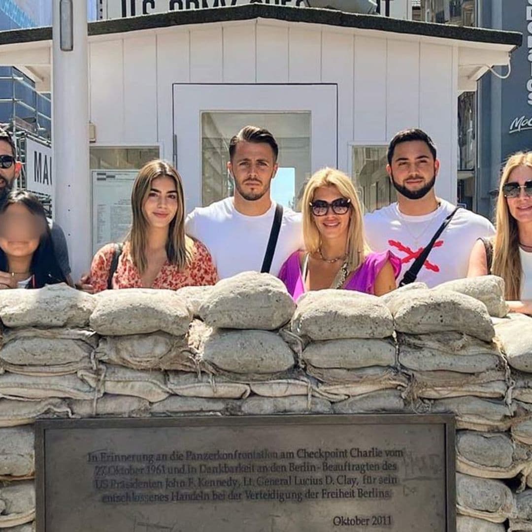 Ingrid Asensio y Fernando Sanz viajan a Berlín junto a toda su familia ¡celebrando que van a ser abuelos!