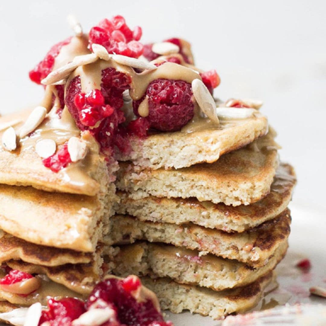 Tortitas de plátano y semillas con salsa de yogur