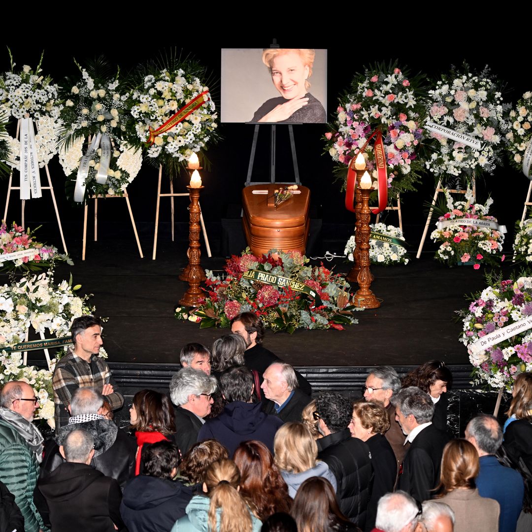 El multitudinario y sentido adiós a Marisa Paredes en su capilla ardiente en el Teatro Español