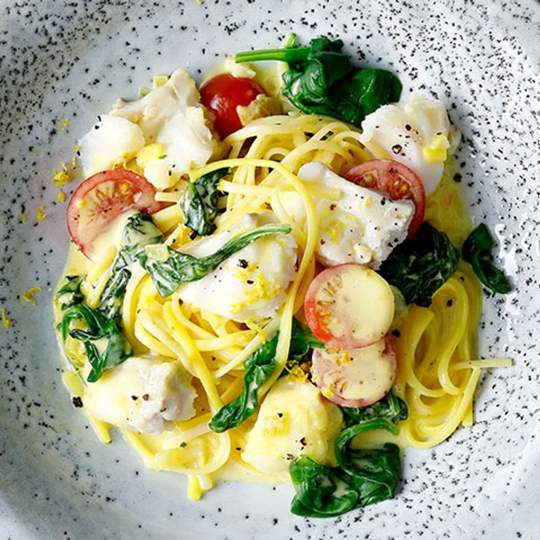 Espaguetis con bacalao skrei, espinacas, tomatitos y azafrán