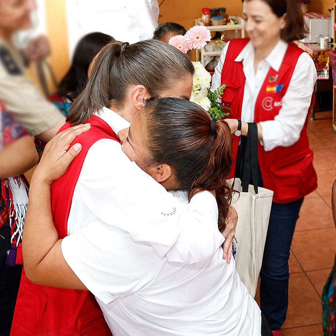 La reina Letizia, conmovida al visitar a las mujeres de un centro contra la violencia de género en Guatemala