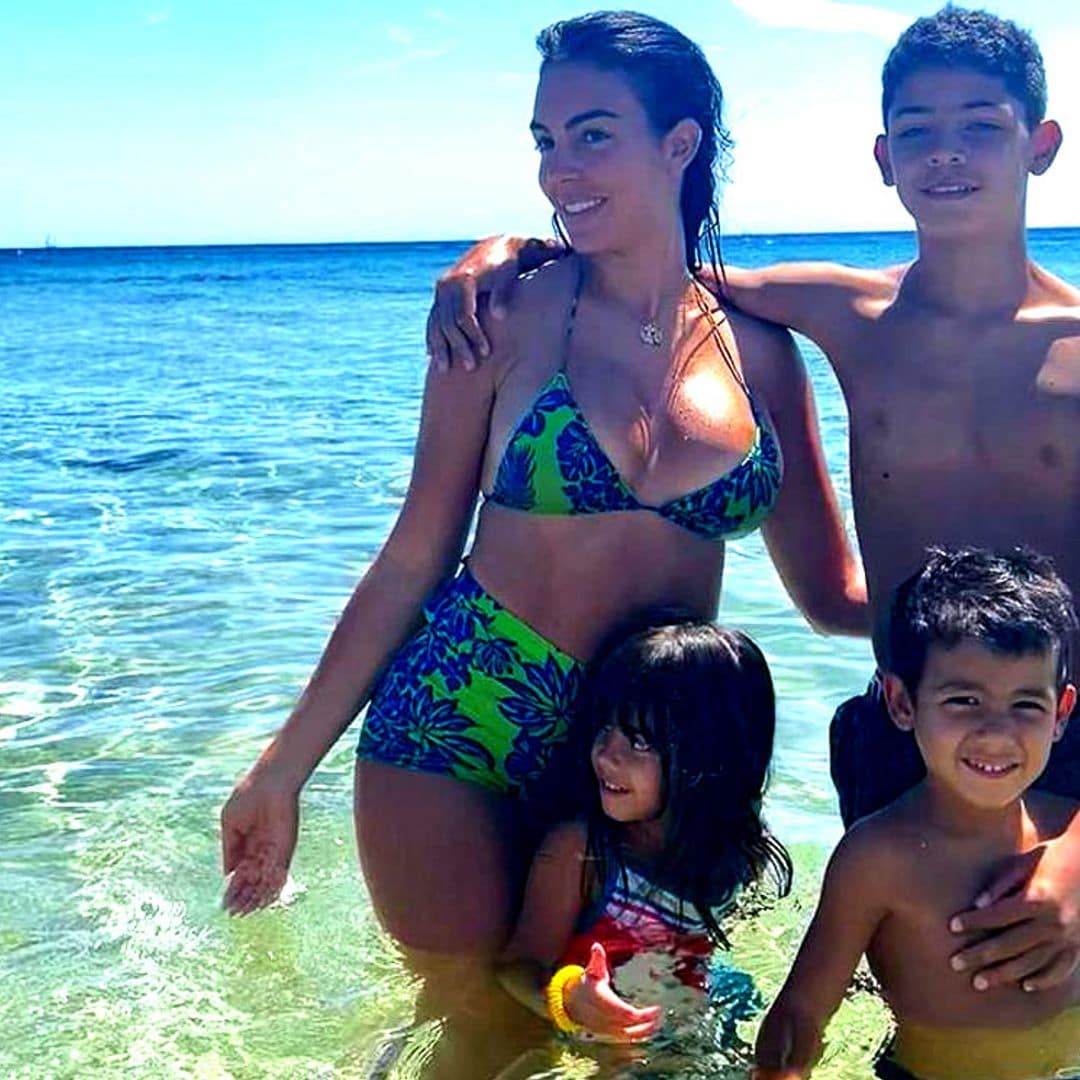 ¡Todos a la playa!: Georgina Rodríguez apura el verano con sus hijos y así lo disfruta Bella Esmeralda