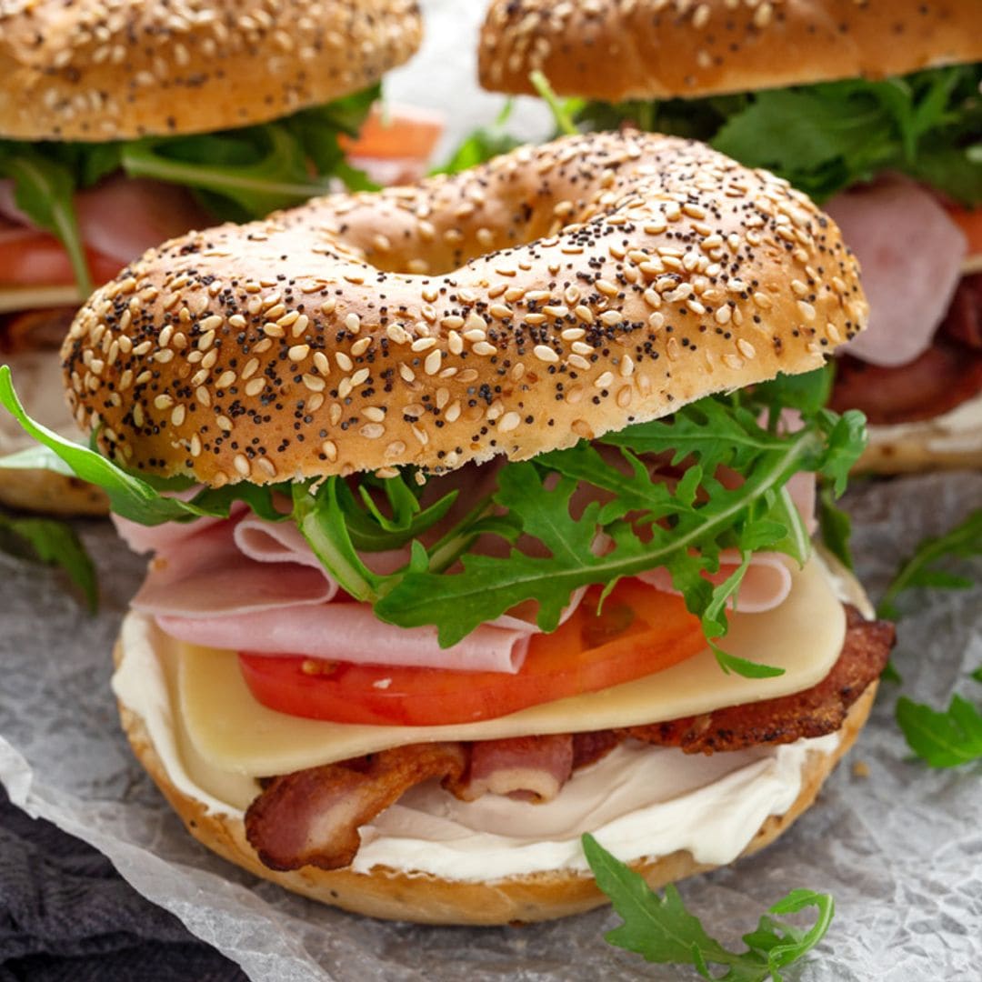 'Bagel' de jamón y rúcula a los dos quesos