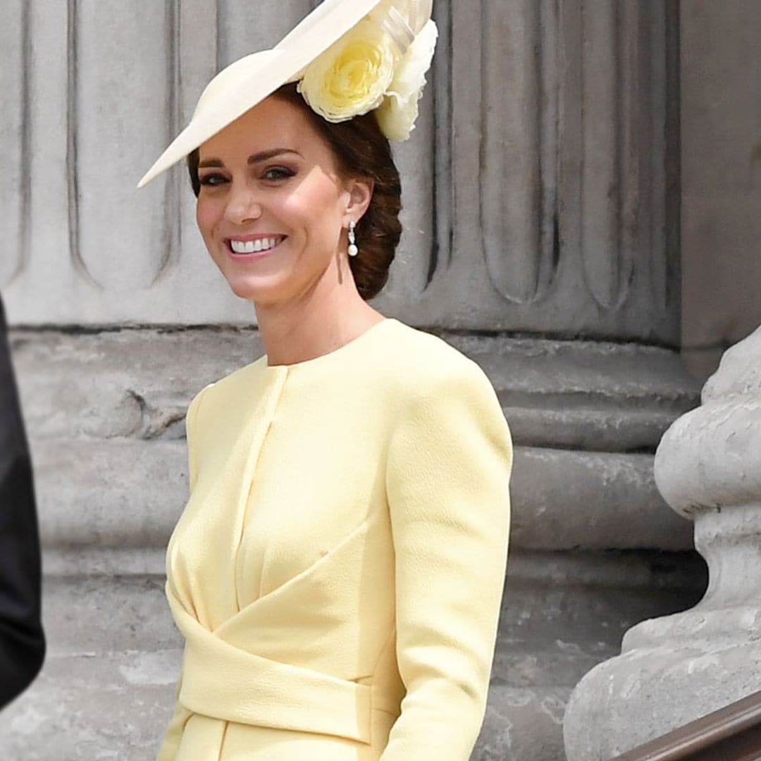 El homenaje de Kate a la reina Isabel II: un diseño amarillo y pendientes de perlas