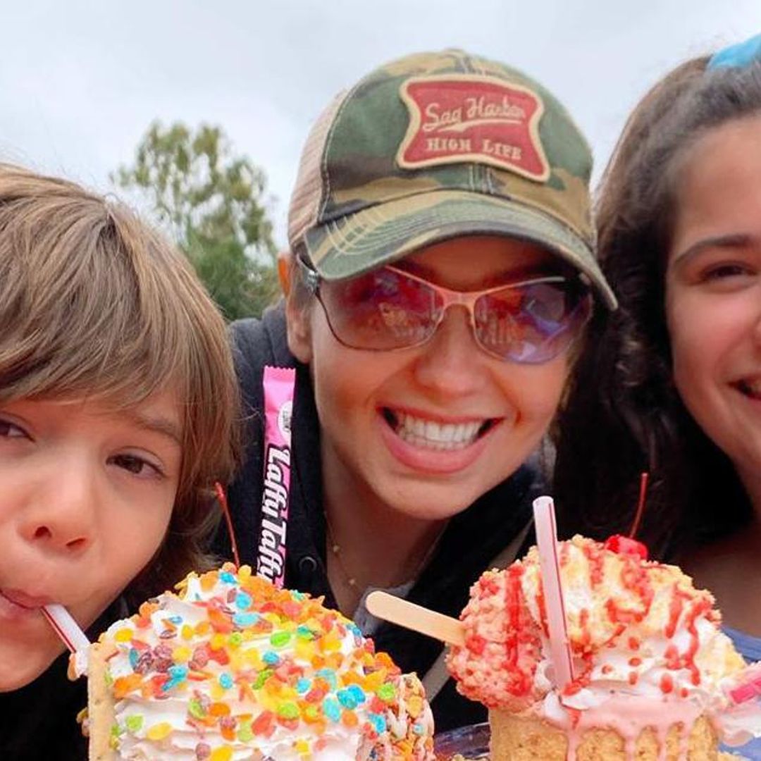 ¡Se la comen a besos! Los hijos de Thalía son los más cariñosos en el #diadelbeso