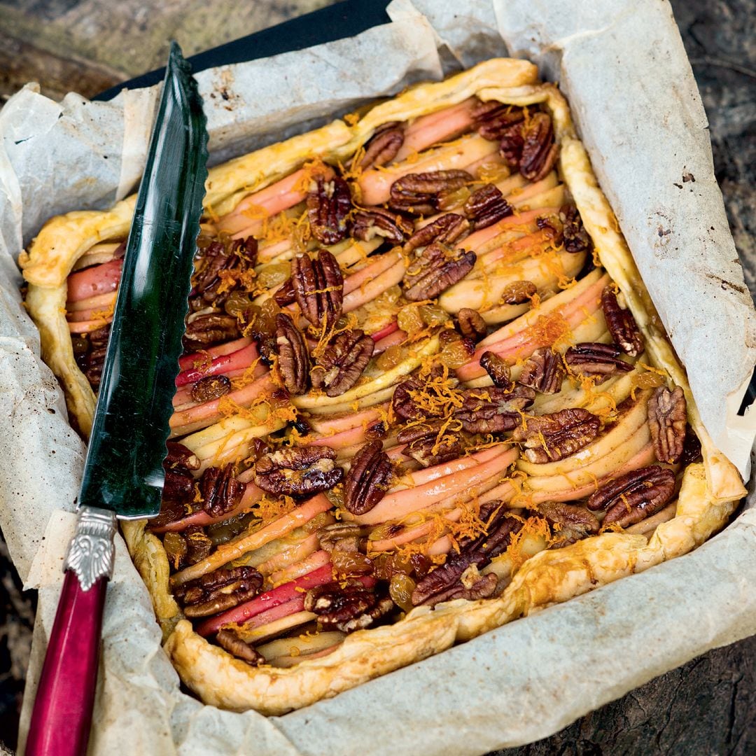 Tarta de natillas, manzana y nueces pecanas